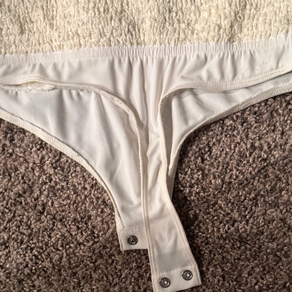 Express Cream Lace Bodysuit - Picture 7 of 8